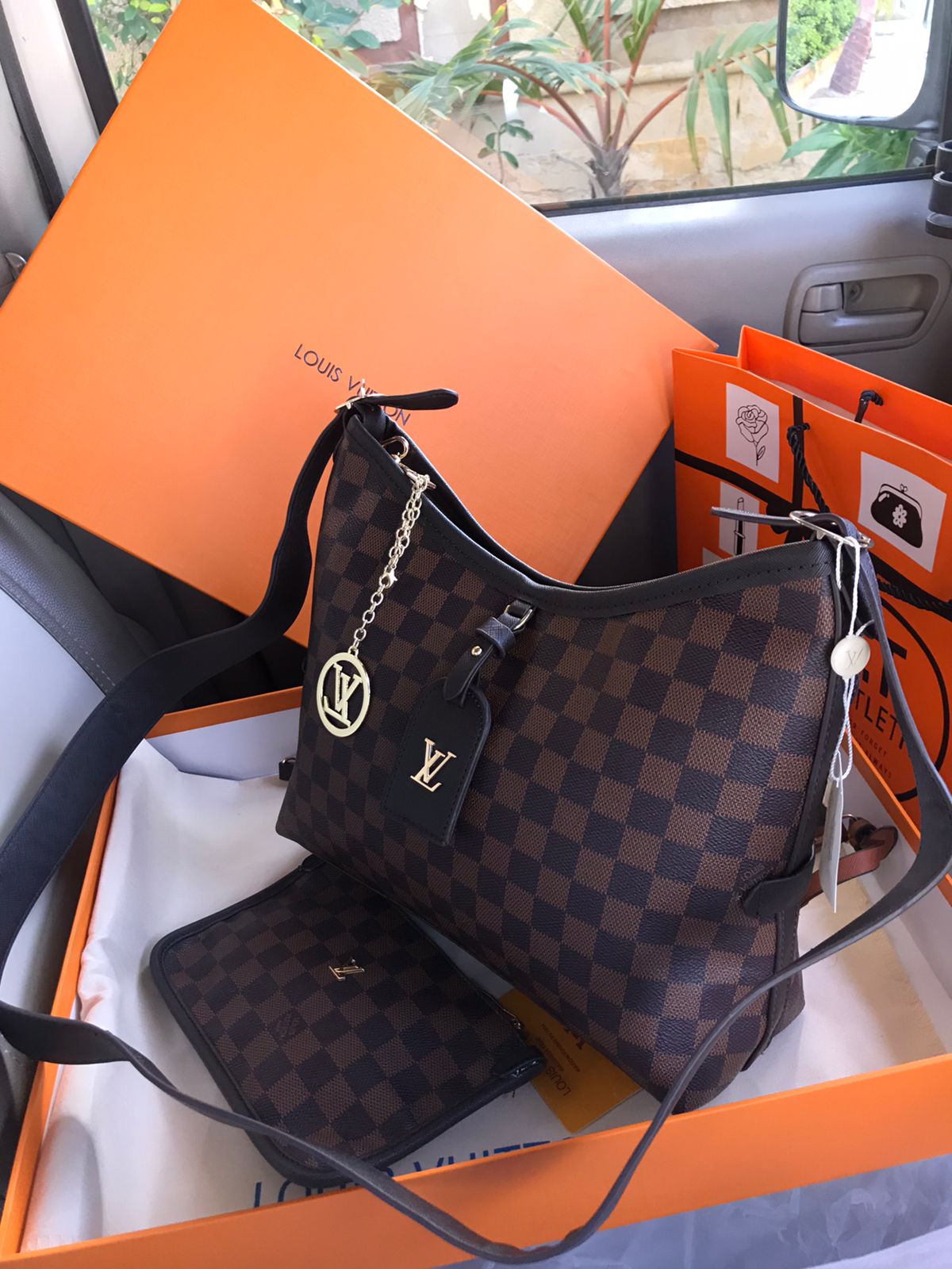 Louis Vuttion Handbag ( Premium Quality )