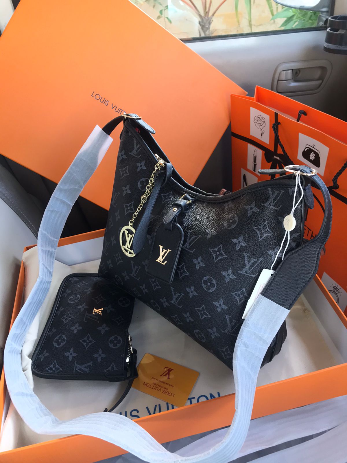 Louis Vuttion Handbag ( Premium Quality )